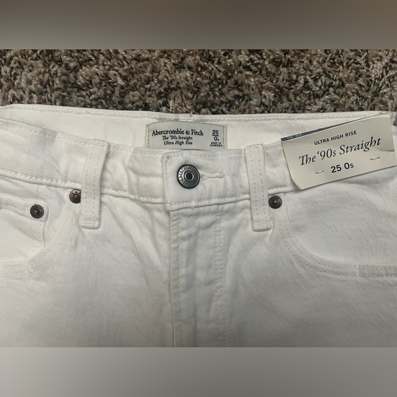 NWT Ultra High Rise 90s Straight Jean - Picture 3 of 4